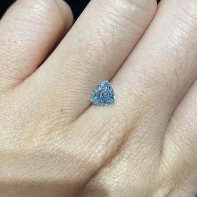 0.89Carat 연구실은 빛깔 다이아몬드 삼각 삭감 푸른 인조 다이아몬드를 만들었습니다