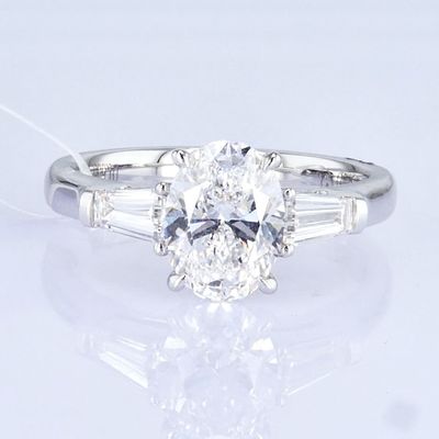 18k 백색 실험실 자란 다이아몬드 반지 3 돌 디자인 1ct+ D VVS2 클래식 디자인 타원형