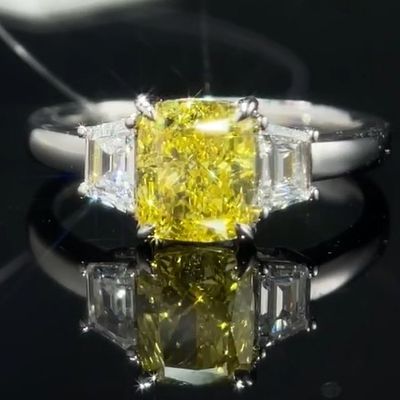 1.22ct 실험실에서 자란 다이아몬드 반지 노란 다이아몬드 3 돌 스타일 주문제조 보석